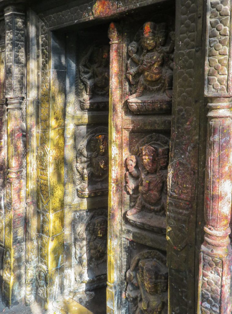 Entrada lateral del templo de Seto Machendranath
