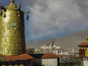 Vista del Potala desde el Jokhan y el cielo de Lhasa